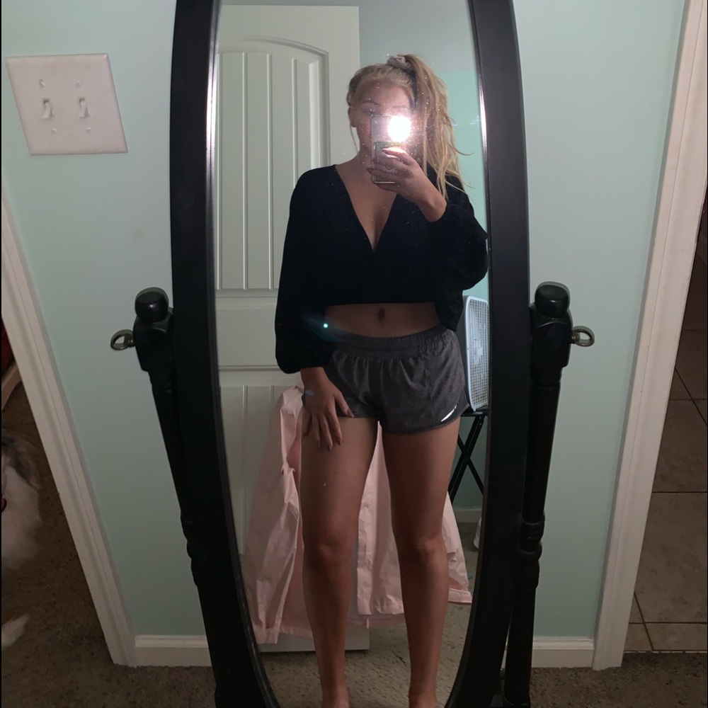 ⭐️black long sleeve crop top⭐️